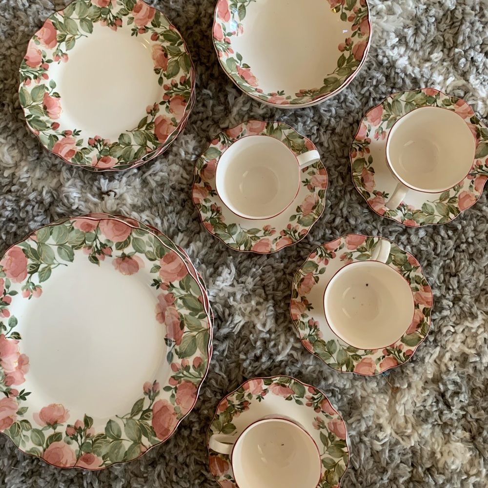 Nikko 4 piece full dinner set in prime condition